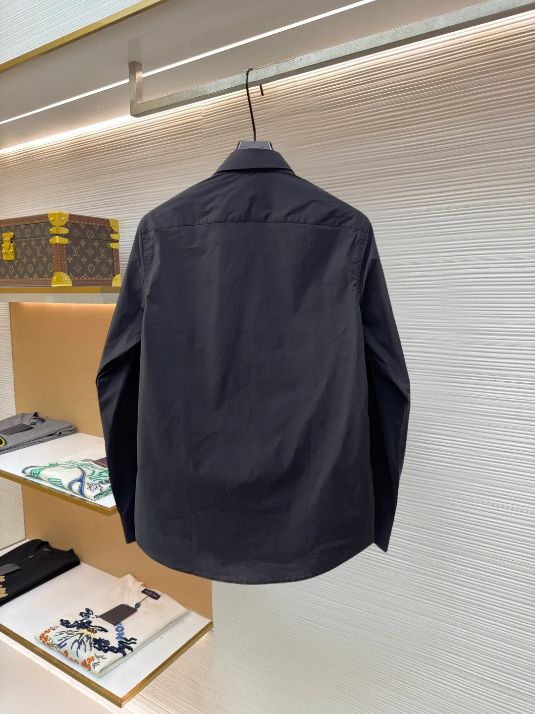 Burberry New Arrival shirt, complete with three labels, original fabric, original customized accessories, official Same Style, made of pure cotton fabric, customized, same vat dyed fabric, very comfortable and smooth to the touch, very wide and stylish, produced by a first-line brand factory, woven with imported yarn, long-wearing without deformation, the most New Arrival style in spring and summer, fashionable and individual, super Versatile and good-looking, very suitable for both men and women, a must-have size Size: S-XXL